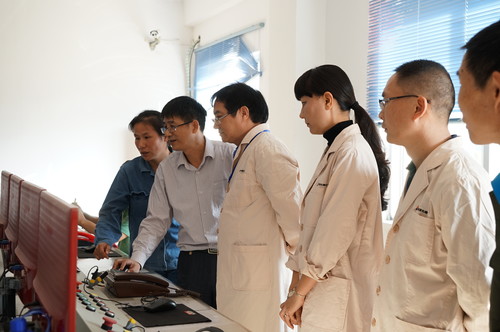 葉莉：吳彩洪董事長到龍巖分公司調(diào)研。圖為深入江山乳二車間試驗(yàn)線中控室查看，與技術(shù)方負(fù)責(zé)人親切交��?[2].jpg
