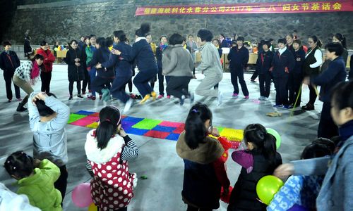 永春分公司三八節(jié)活動(dòng)：光腳跳“指壓板”。（陳宏金）[3].jpg