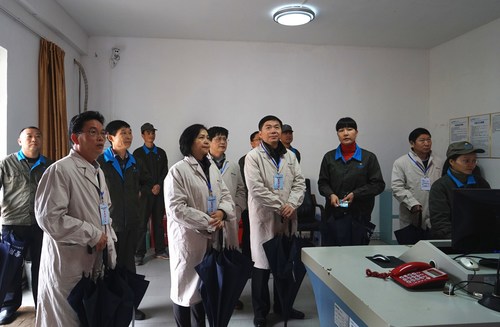 省國資委第二外派監(jiān)事會主席林志坤到海峽科化龍巖分公司調(diào)研。圖為調(diào)研組深入車間監(jiān)控室。葉莉攝[3].jpg