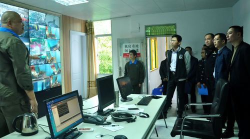 陳宏金：泉州市公安局到部門到永春分公司檢查安全維穩(wěn)工作，圖為在主監(jiān)控室察看生產(chǎn)情況。[3].jpg