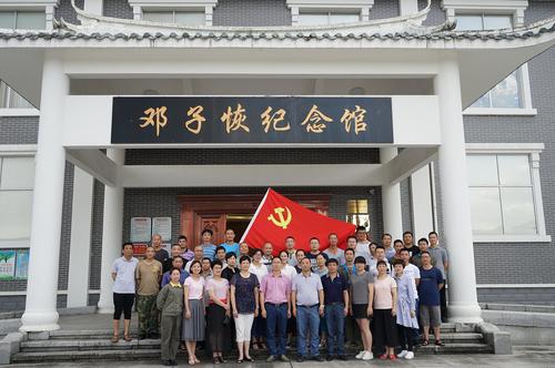 龍巖分公司七一期間開展“七個一”主題實踐活動。圖為黨員參觀鄧子恢紀念館1 葉莉攝.jpg