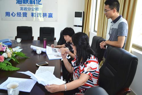公司黨委副書(shū)記鄭慶樟帶隊(duì)到龍巖分公司開(kāi)展黨建工作半年檢查。張力燕 攝.jpg