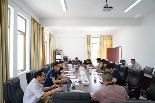 工信部安全生產(chǎn)司安全督查組到海峽科化龍巖分公司開(kāi)展安全專項(xiàng)督察。圖為會(huì)議現(xiàn)場(chǎng) 鄧義楨 攝.jpg