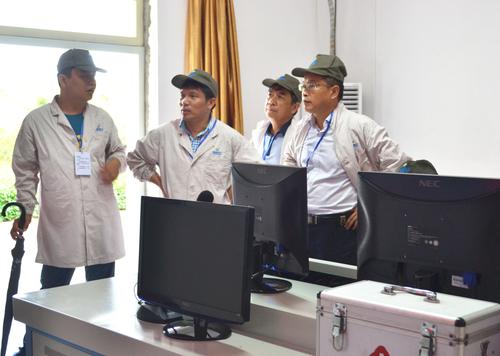 河北國防科工局副局長趙勛一行到海峽科化龍巖分公司交流指導分公司。圖為民爆考察團分組到一線車間參觀指導2.蘇艷麗 攝.jpg