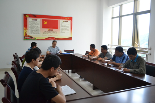 鄧義楨：海峽科化龍巖分公司開展“喜迎十九大，我為?？圃鎏砉獠省敝黝}討論活動(dòng)。 張力燕 攝.jpg