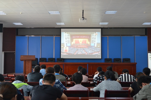 蘇艷麗：龍巖分公司組織員工收看十九大開(kāi)幕式，聆聽(tīng)習(xí)總書(shū)記的工作報(bào)告.jpg