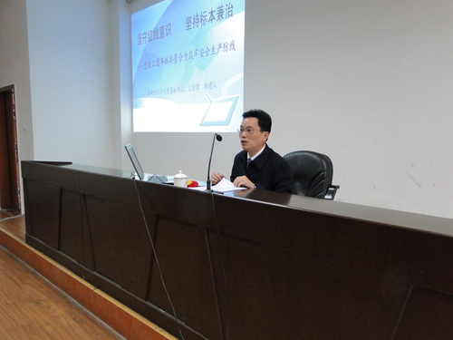 蔡美花：圖為顏建議總經(jīng)理給永安雙華公司全體黨員、機關干部等上黨課.jpg