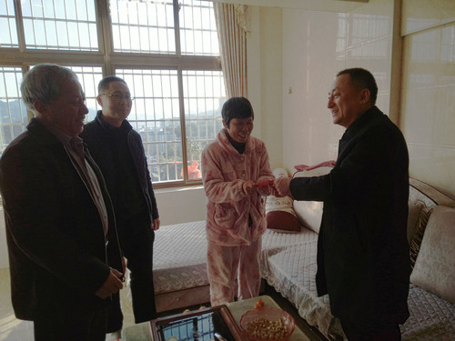蘇艷麗：龍巖市安監(jiān)局調(diào)研員張炳輝、工會主席陳雁昌及龍巖分公司黨委書記、工會主席熊林輝慰問困難職工 .jpg