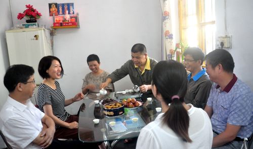 陳宏金：海科公司財(cái)務(wù)總監(jiān)于欽華一行到永春分公司慰問(wèn)困難職工。.jpg